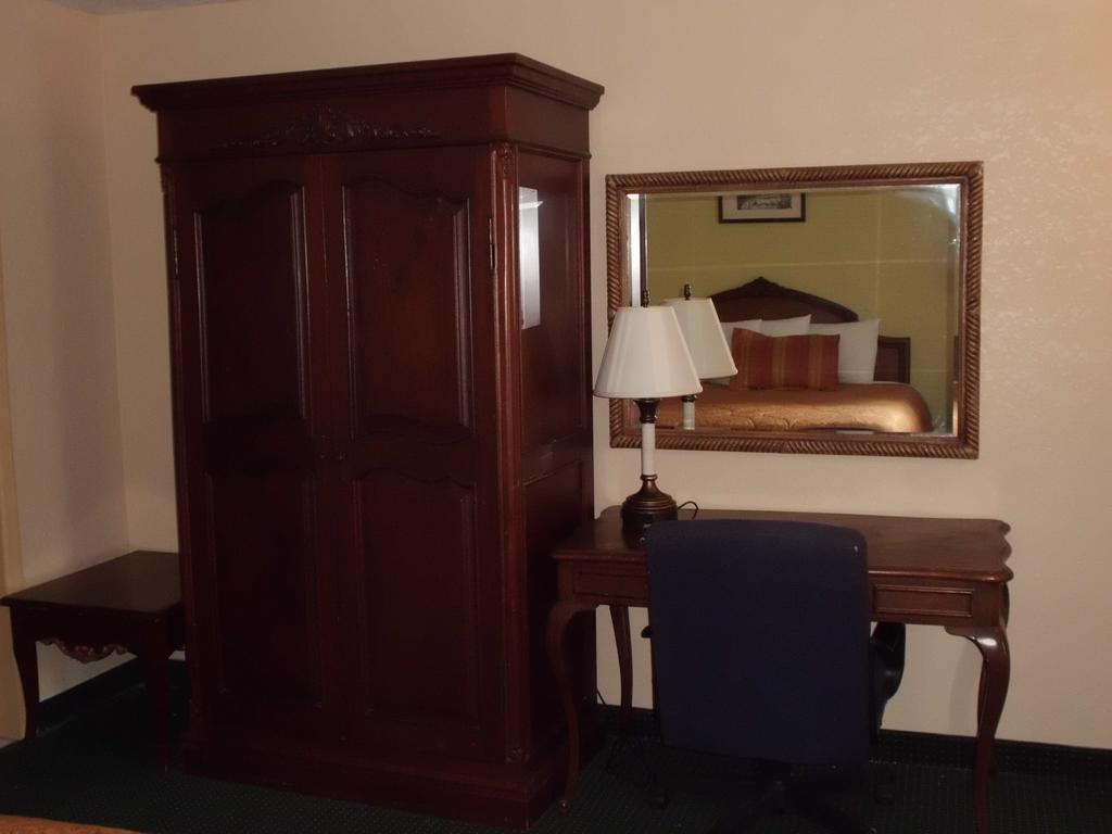 America'S Best Inn & Suites-Лейкленд Екстериор снимка