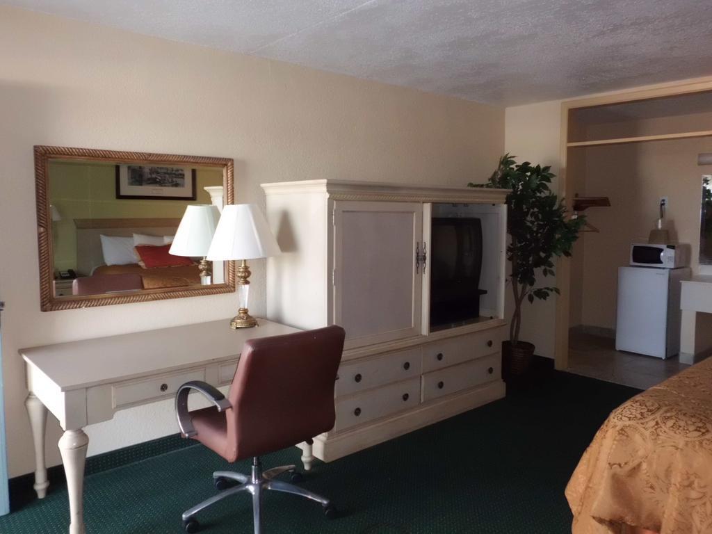 America'S Best Inn & Suites-Лейкленд Екстериор снимка